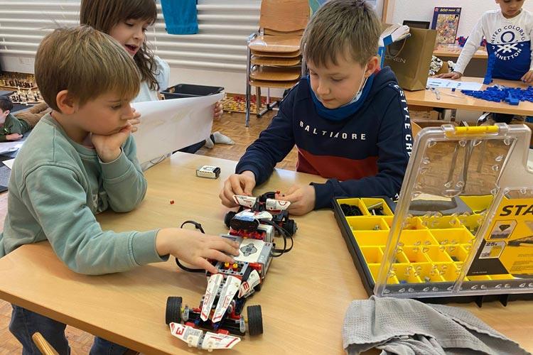 Kinder spielen mit Lego Robotics beim Chess4Kids Weihnachtscamp