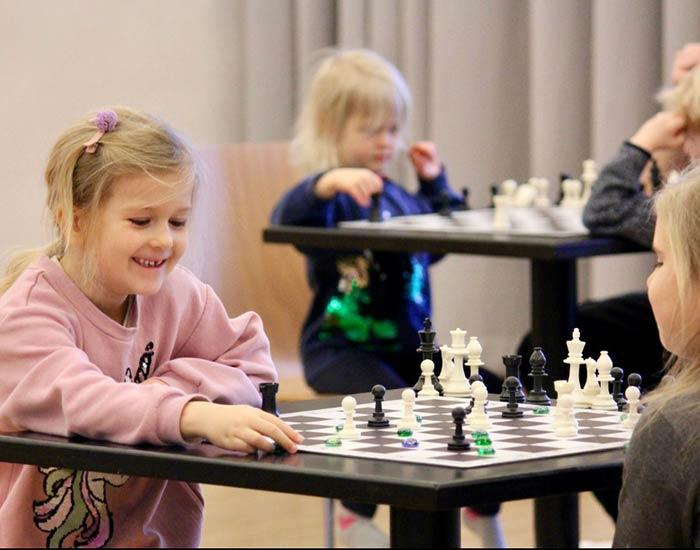 Children at a chess game in a weekly class