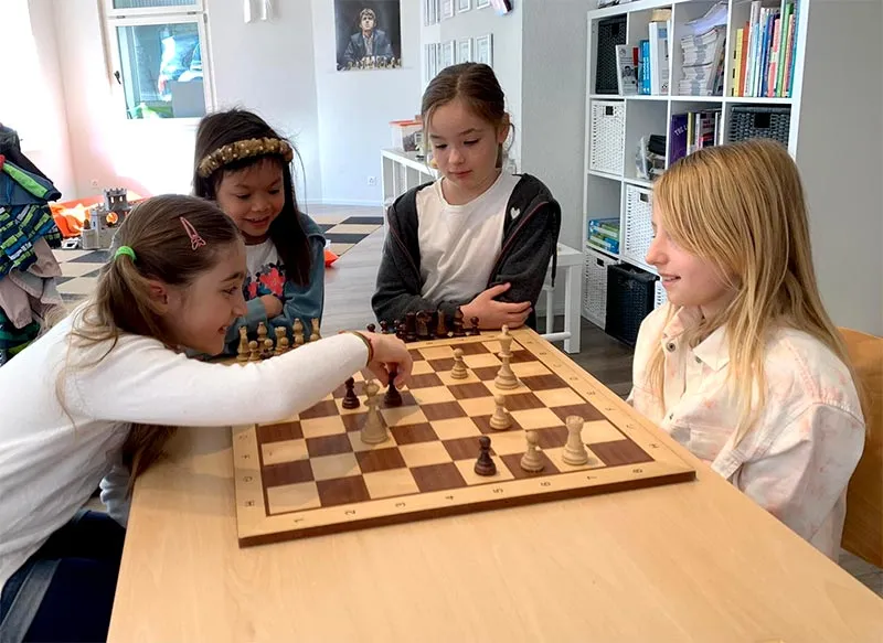 4 Mädchen spielen eine Schachpartie